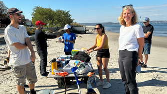Johanna Ragnartz på en strandstädning vid Coney Island creek park beach clean up