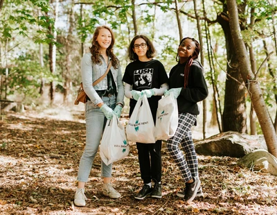 Tre skräpplockare under Håll Sverige Rent-dagen 2019