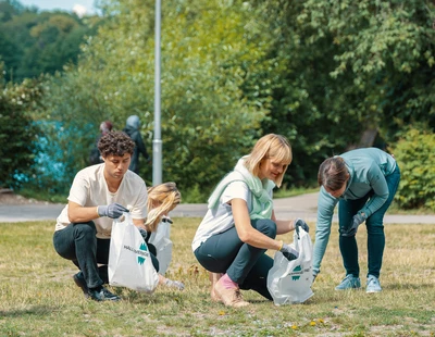 Skräpplockare i park