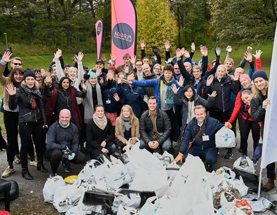 Skräpplockning vid Arenastaden
