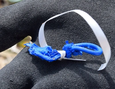 Hand håller i rester av ballong