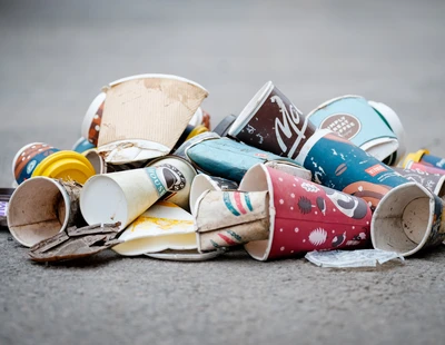 Hög med använda engångsmuggar