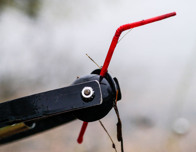 Ett sugrör har plockats upp med plocktång