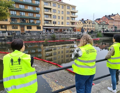Skräpmätning i Fyrisån i Uppsala. Foto: Uppsala kommun