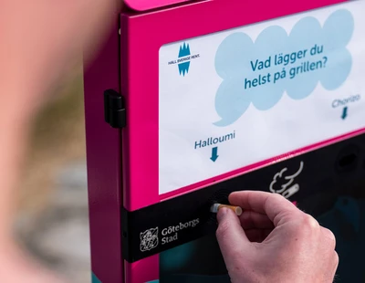 En ballot bin i Göteborg, där rökare kan svara på frågor genom att fimpa.