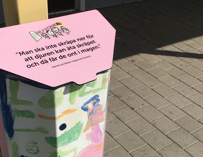 Dibber Hagalunds förskola har gjort motiven till papperskorgarna i Hagalund, Solna.