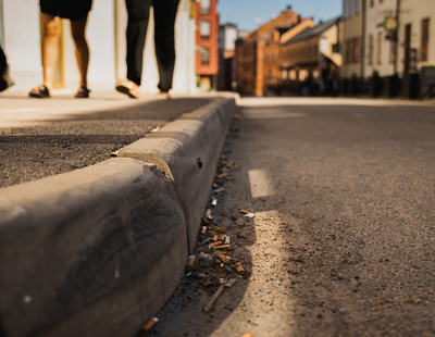 Fimpar ligger på marken intill en trottoar