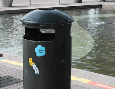 Papperskorg med askkopp