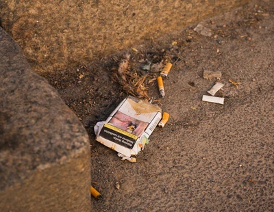 Fimpar och cigarettpaket ligger på marken
