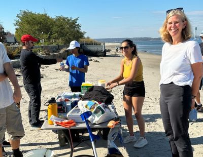 Johanna Ragnartz på en strandstädning vid Coney Island creek park beach clean up