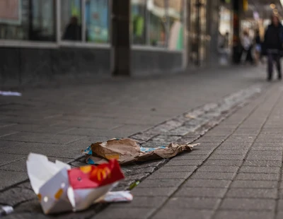 Skräp som slängts på stan