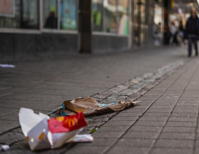 Skräp som slängts på stan