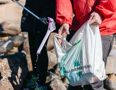 Kusträddare som plockar skräp
