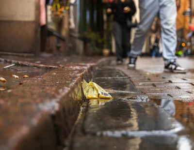 Plastskräp ligger slängt på marken i stan