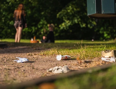 Engångsförpackningar ligger slängda på marken i en park