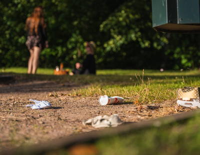 Engångsförpackningar ligger slängda på marken i en park