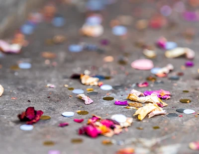 Plastkonfetti som ligger kvar på marken