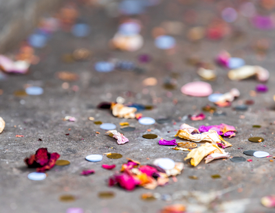 Plastkonfetti som ligger kvar på marken