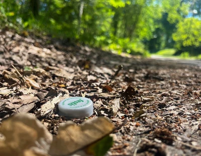 Plastkork som ligger och skräpar på marken