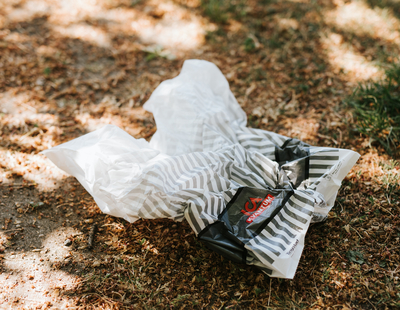 Skräpig plastpåse ligger på marken