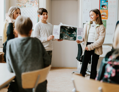 Elever visar upp sitt skolprojekt