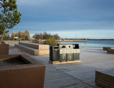 papperskorg på brygga