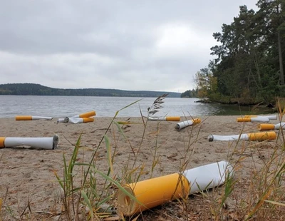 Stora cigarettfimpar på en strand för en fimpkampanj