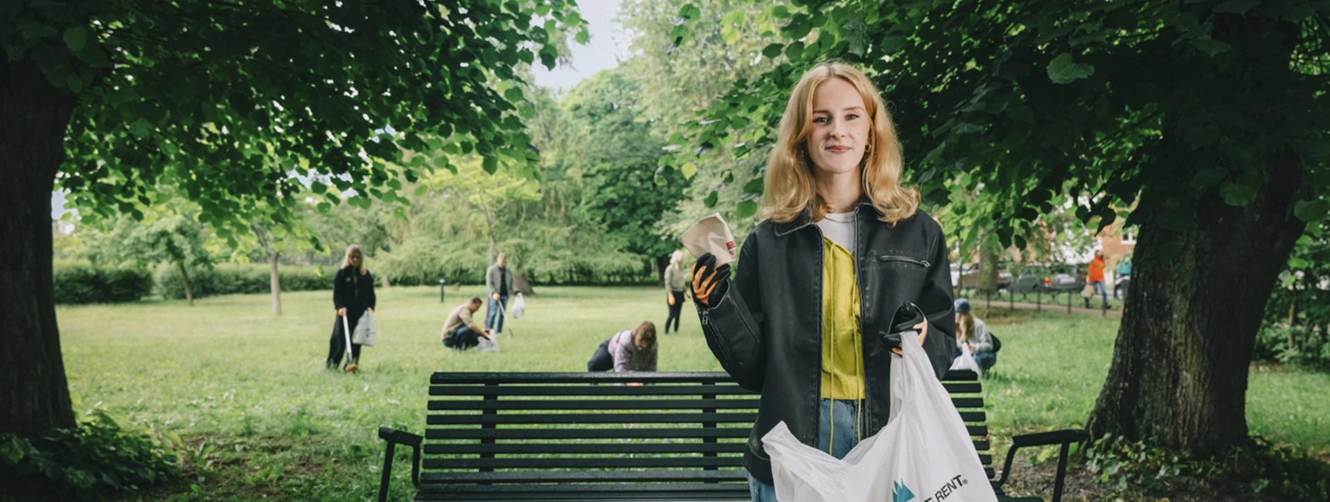 Ung tjej plockar skräp i Hela Sverige Plockar skräp