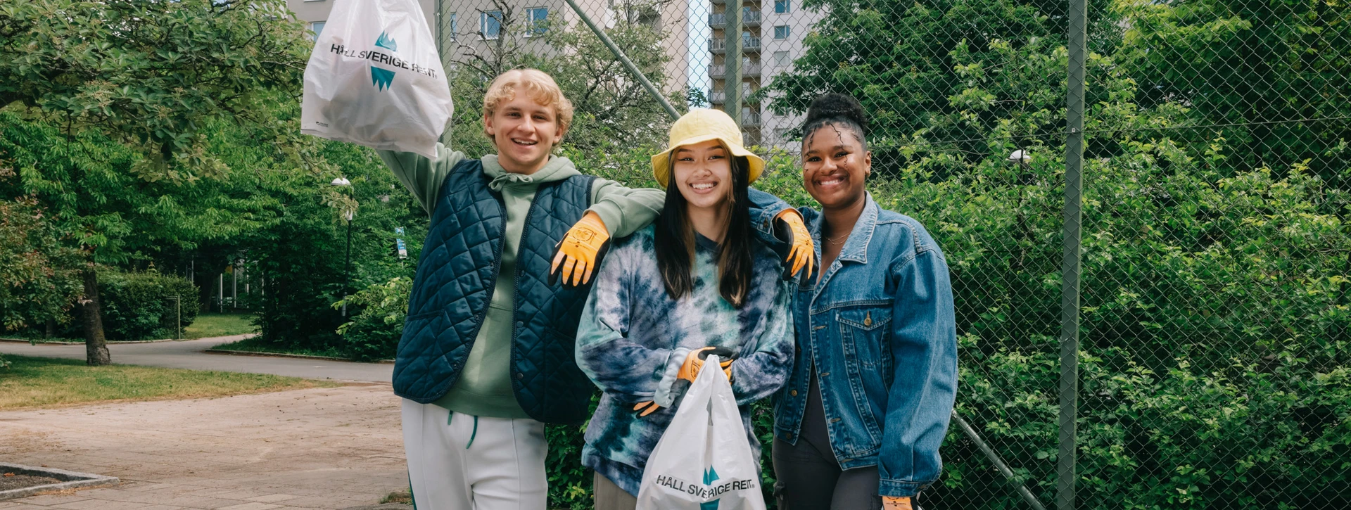 Ungdomar plockar skräp tillsammans