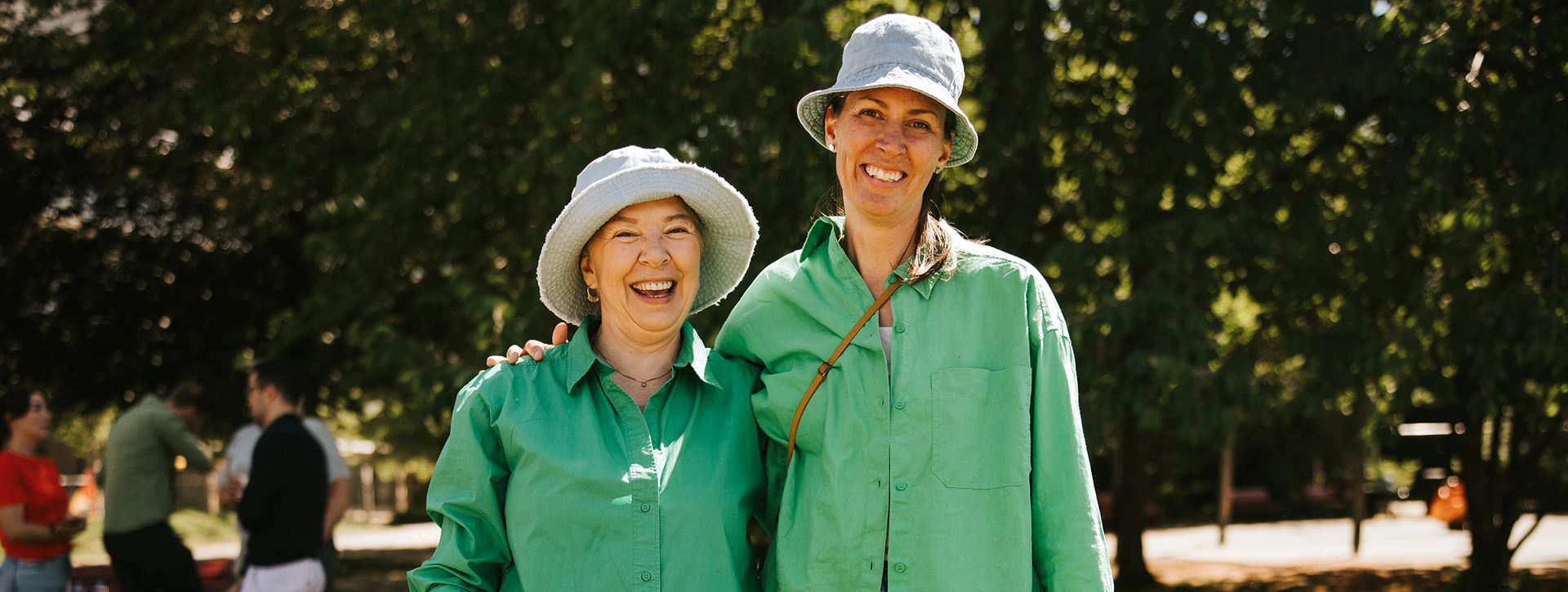 Två kvinnor i gröna kläder