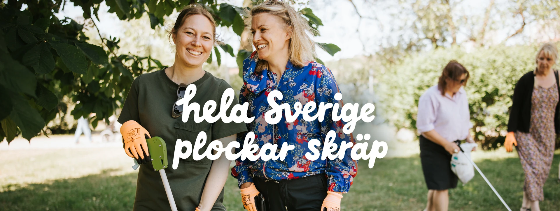 Två kvinnor plockar skräp