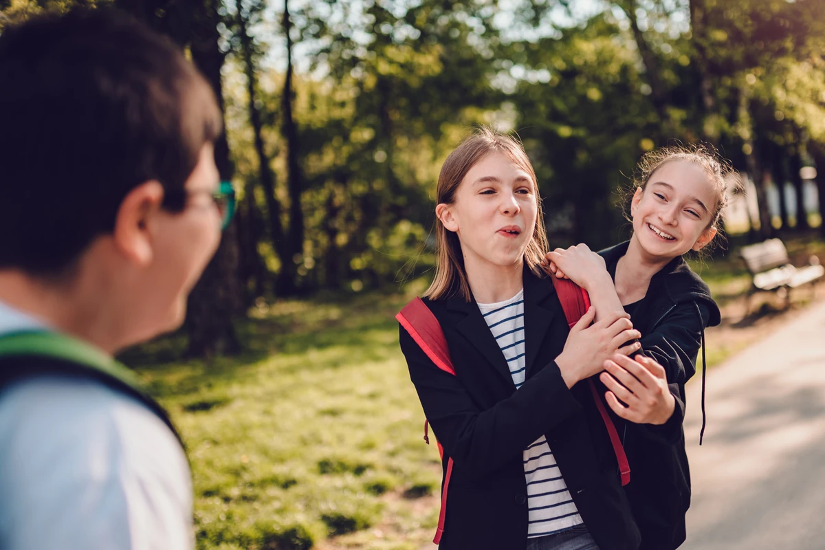 Glada barn på väg från skolan