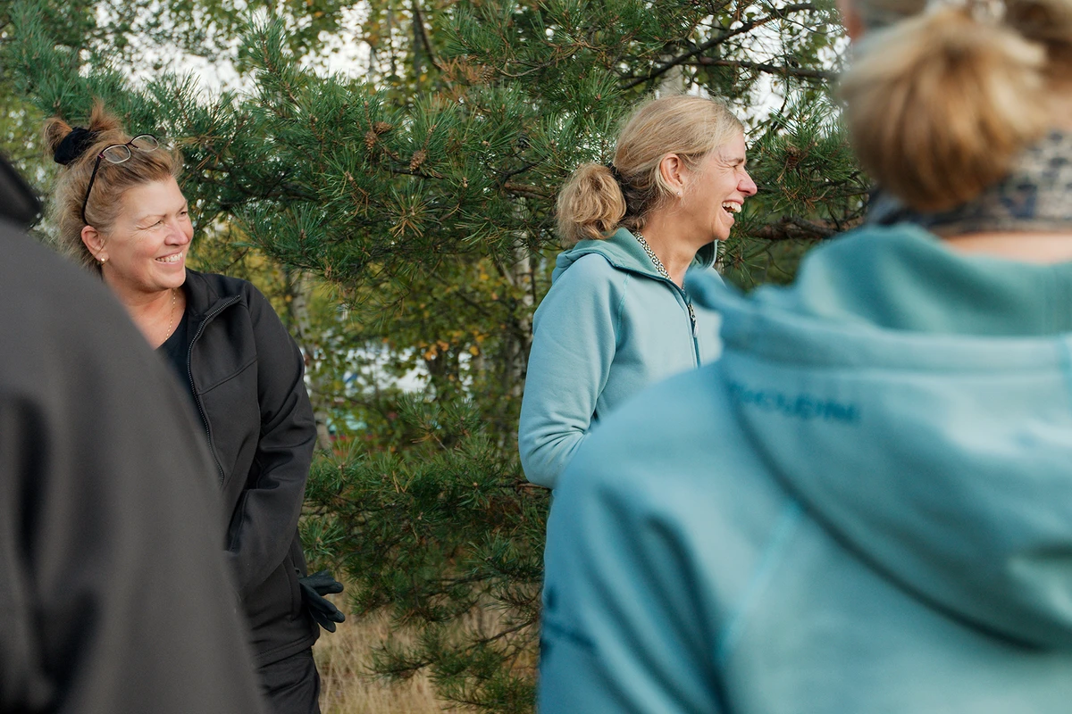 Johanna Ragnartz plockar skräp med företag