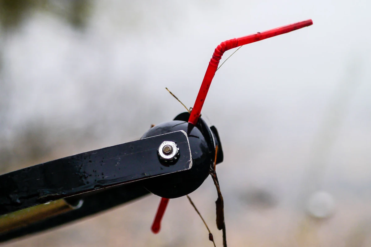 Ett sugrör har plockats upp med plocktång