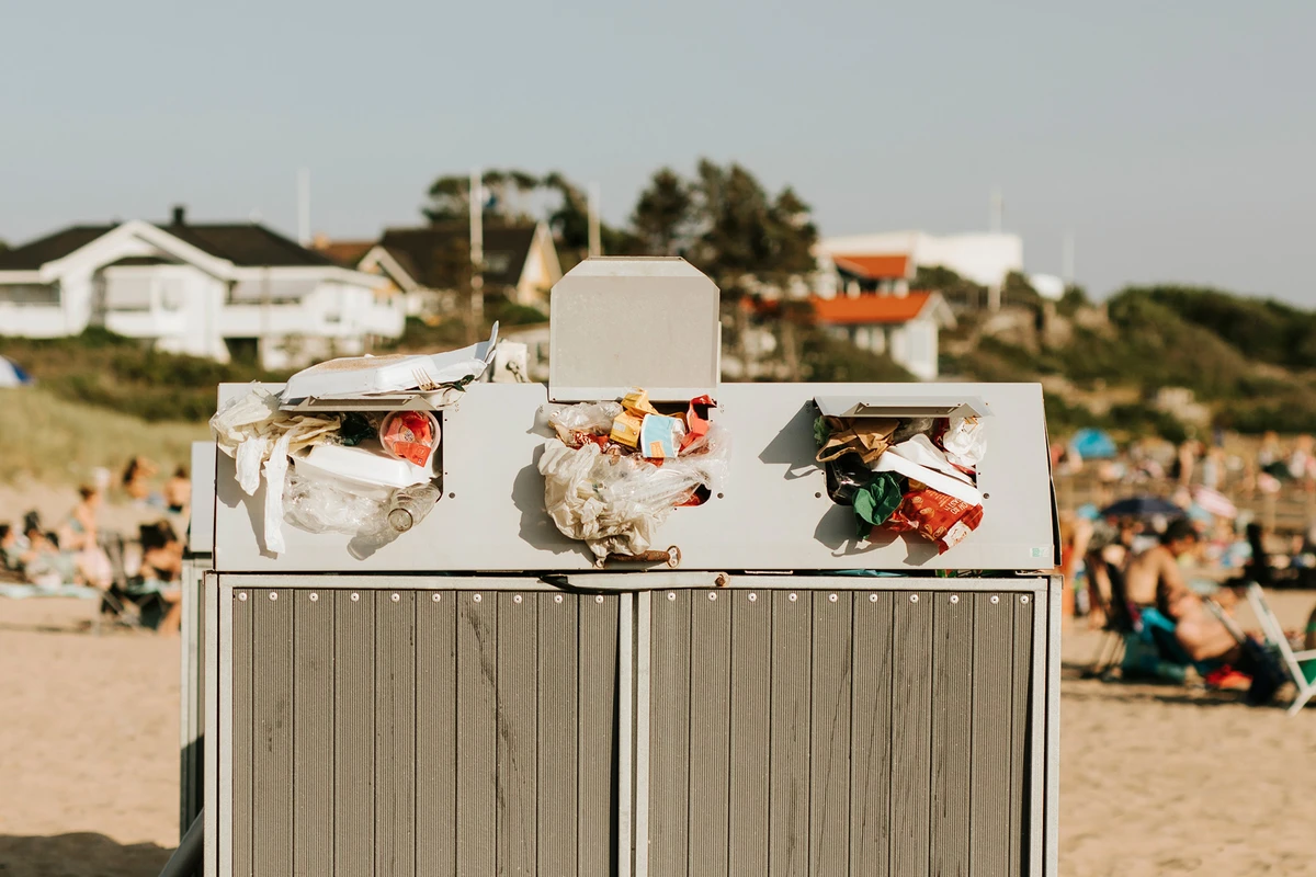 Fylld soptunna vid strand. Foto: Emma Grann