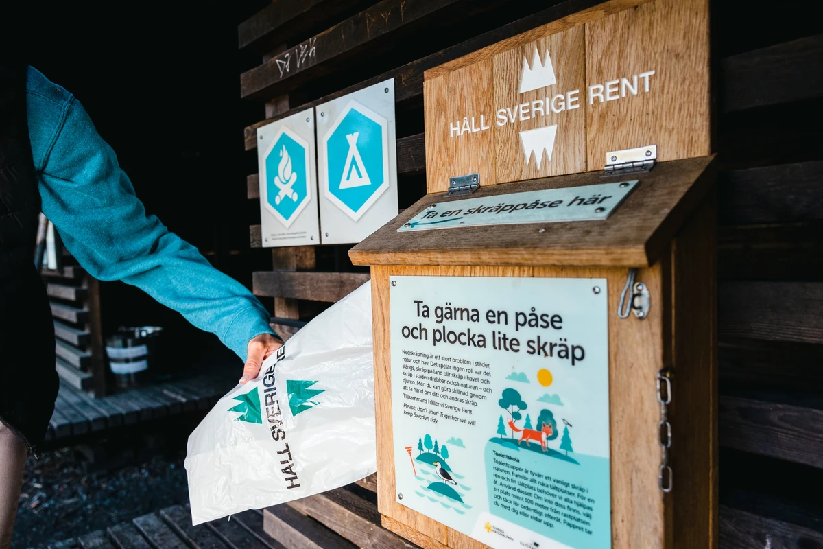 Person tar en påse ur en påsholk