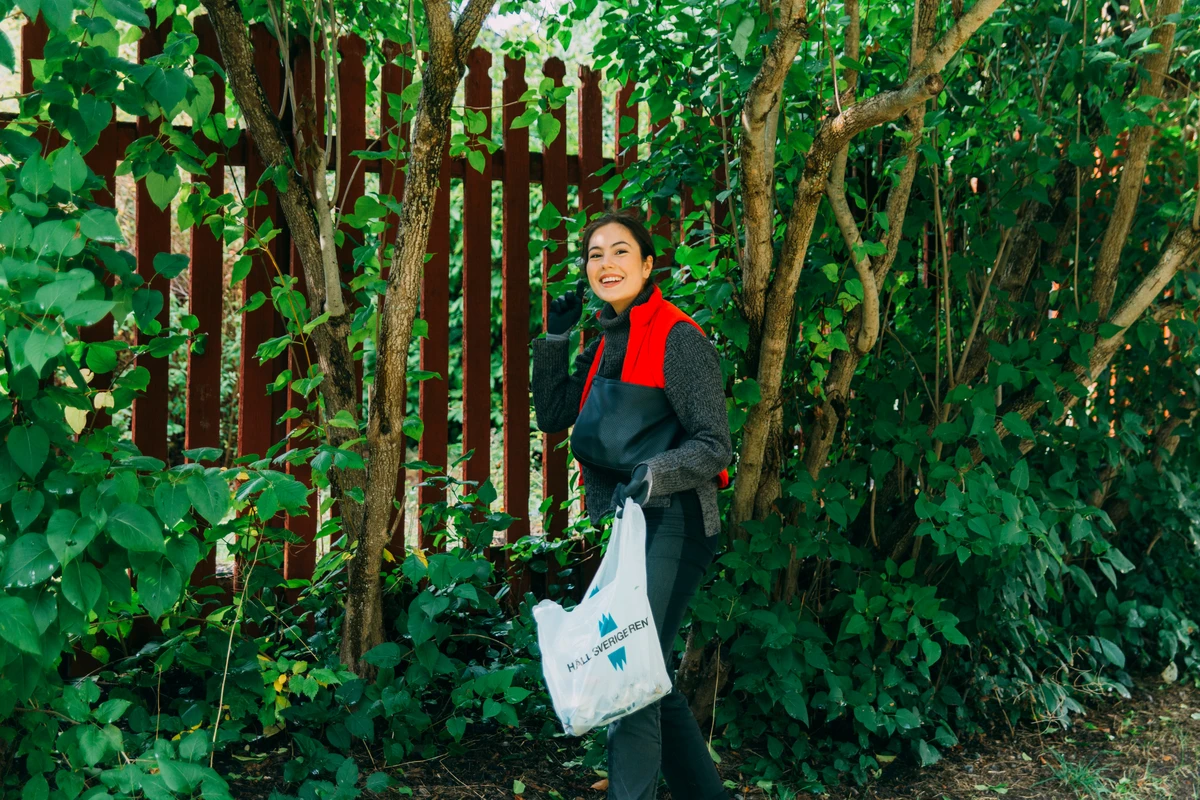 Tjej som plockar skräp