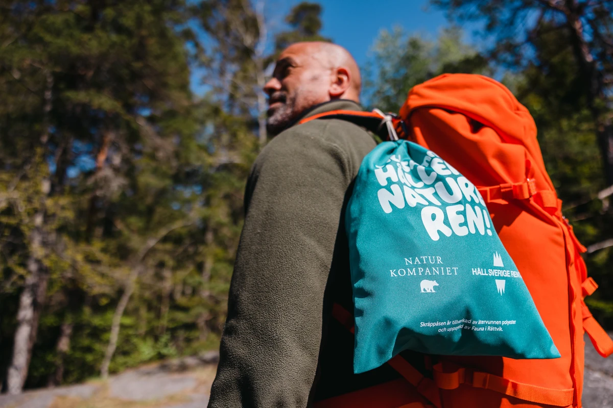 Man som vandrar i naturen