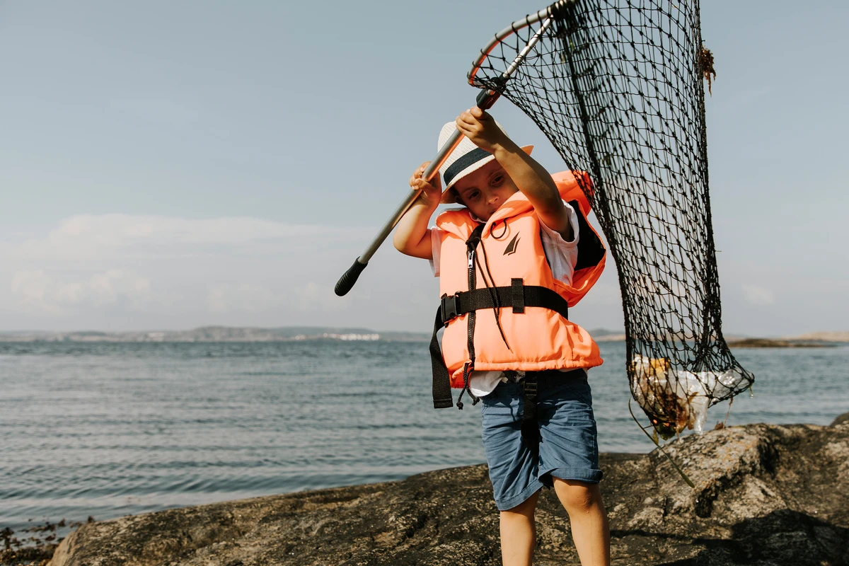 Barn samlar skräp i håv