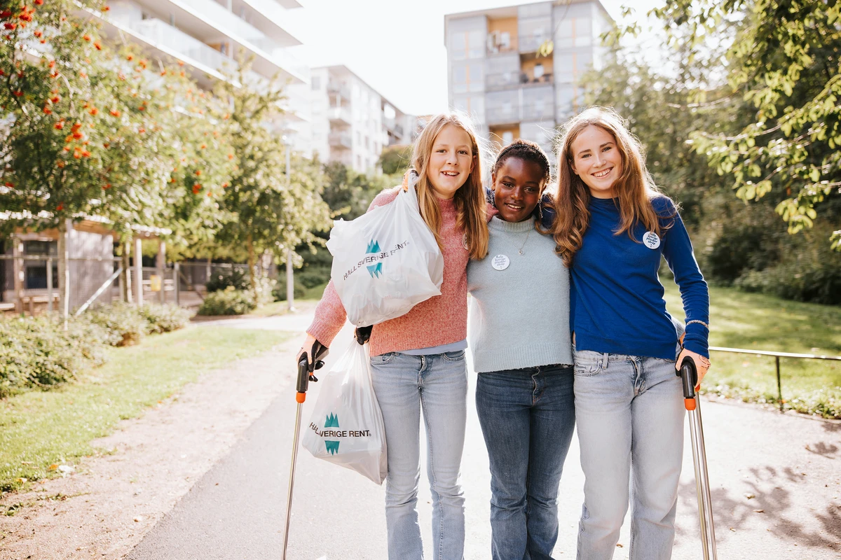 Tre tjejer plockar skräp