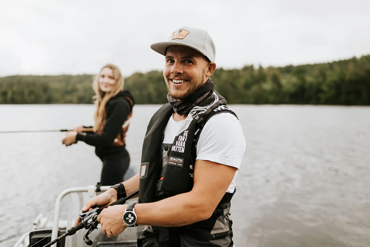 Man och kvinna som fiskar i Sverige
