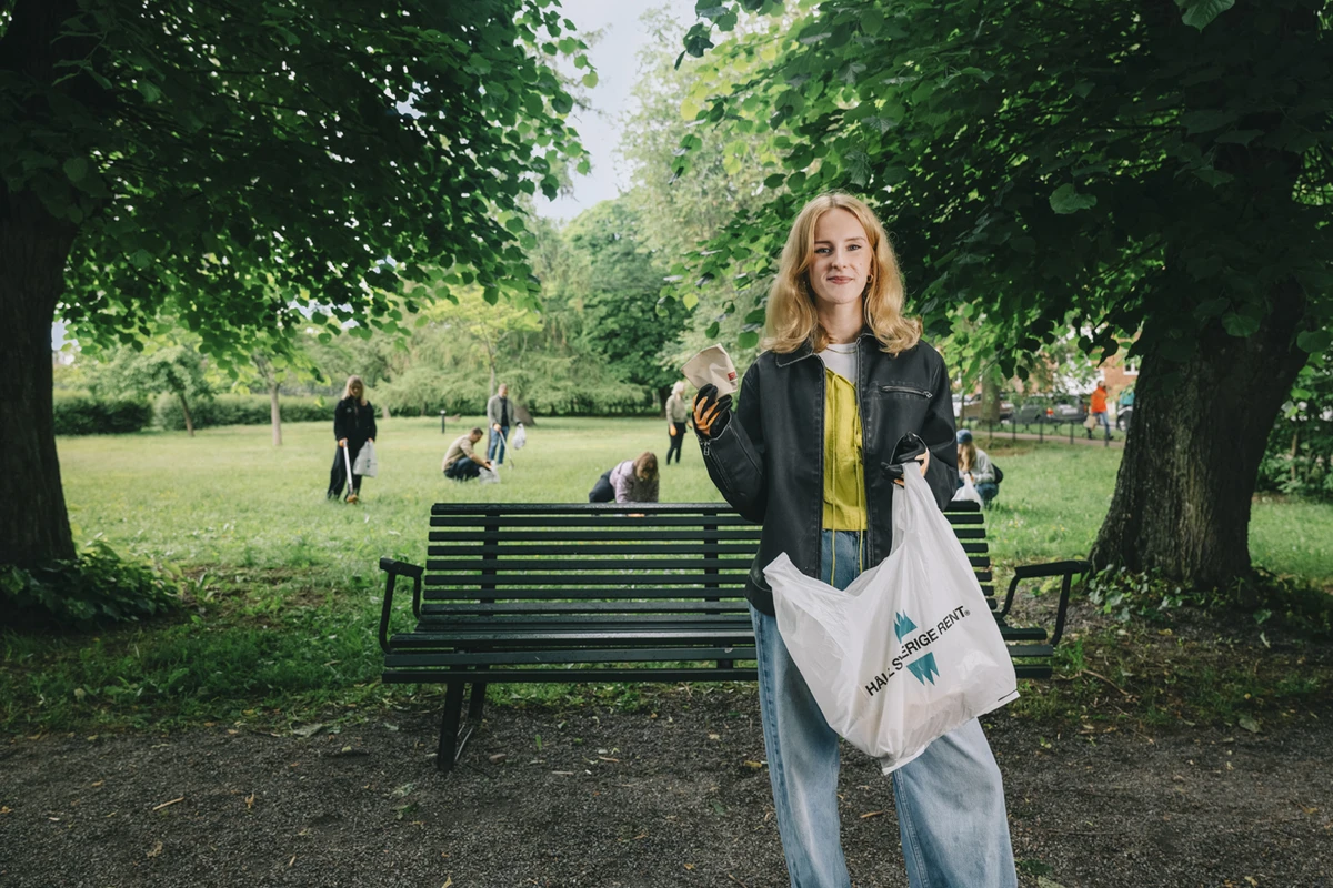 Ung tjej plockar skräp i Hela Sverige Plockar skräp