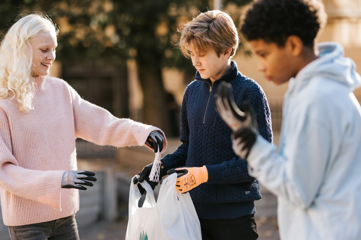 Skolbarn plockar skräp utomhus
