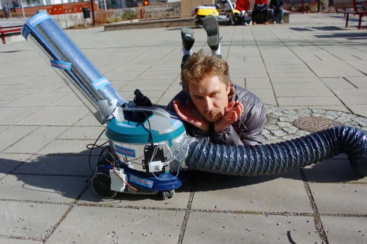 Ola Soppola visar upp skräptvätten Fräschify 3000