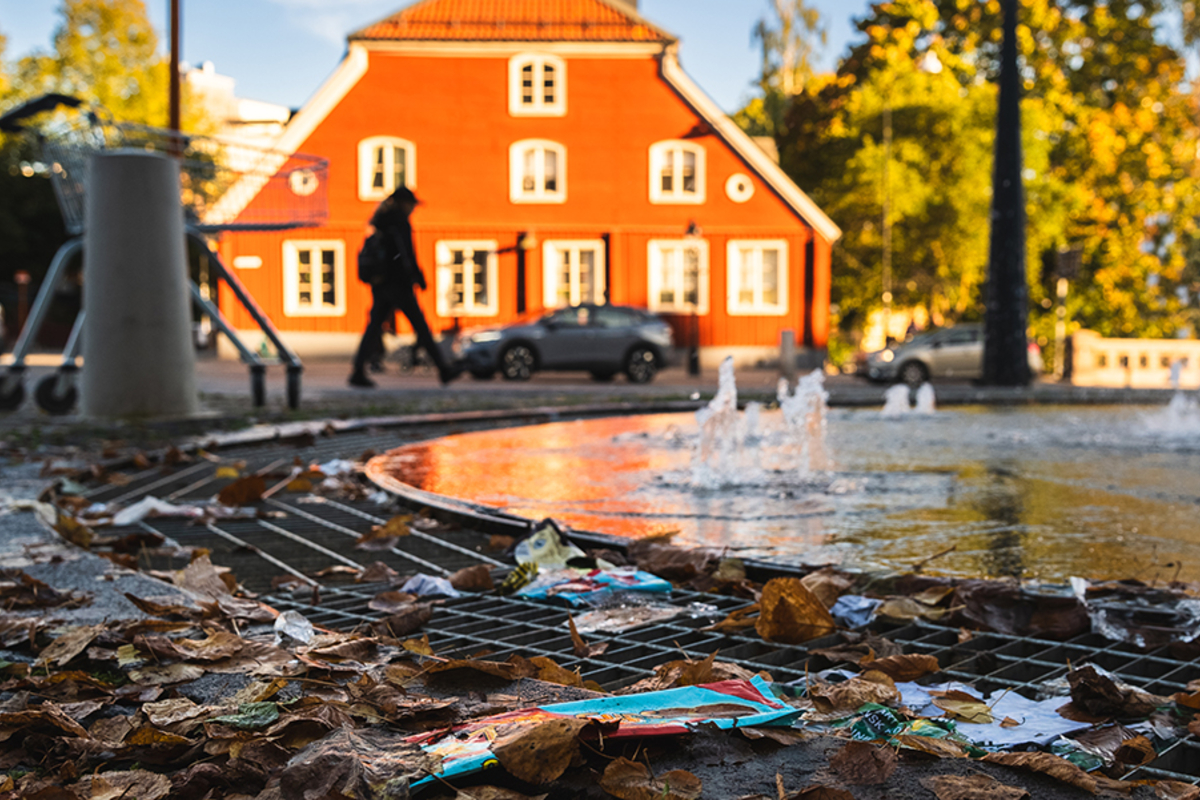 Skräp på ett torg i en stad
