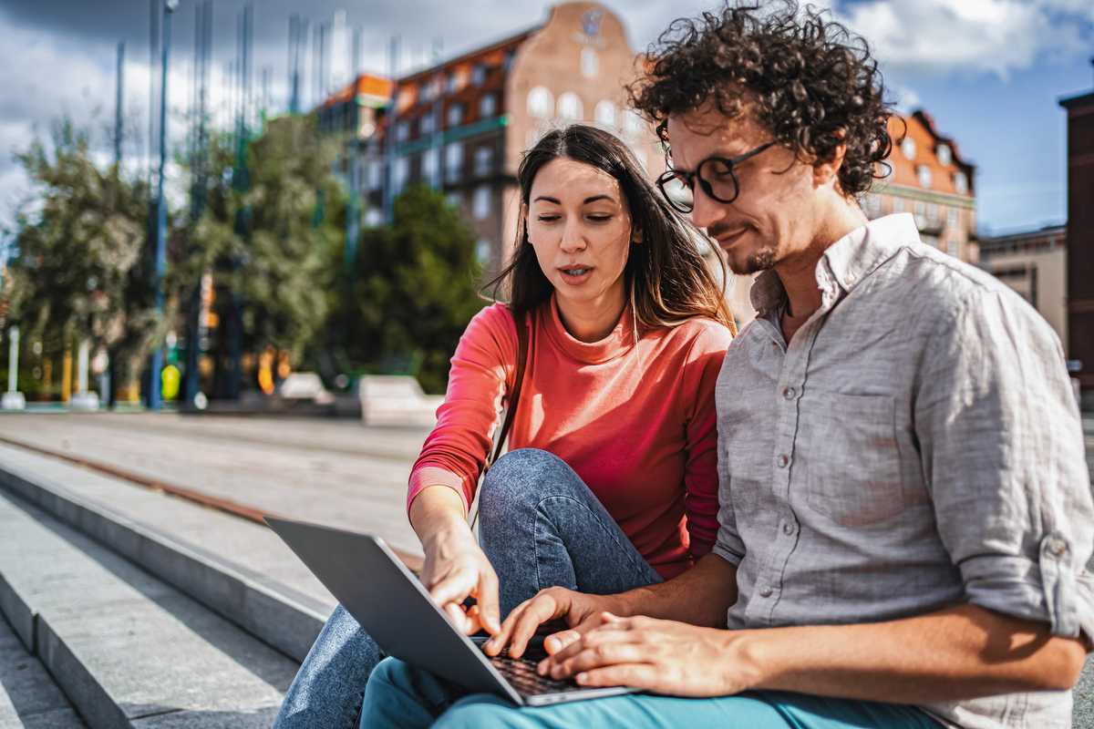 En man och en kvinna i Malmö som tittar på en dator