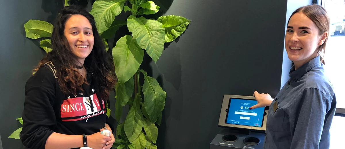  Skräpplockaren Livia som driver skräpplockarkampanjen Livbåten i Västerås har samlat in 299 dosor under sommaren. Isabelle på Swedish Match hjälper till att räkna. 