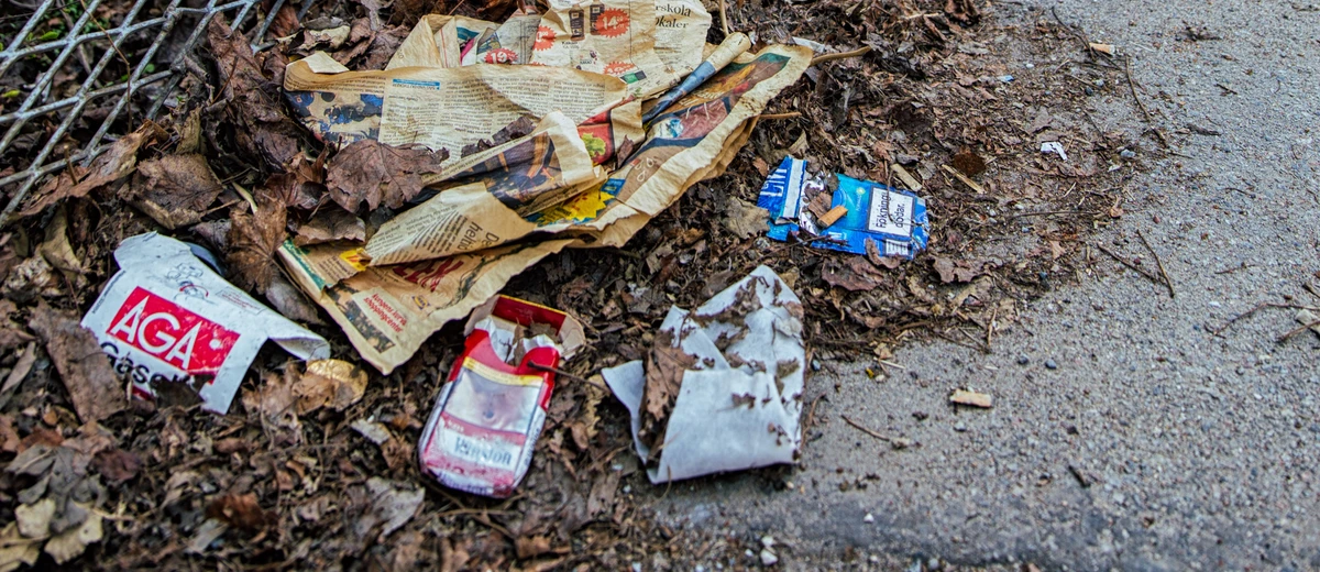 Skräp längs ett staket