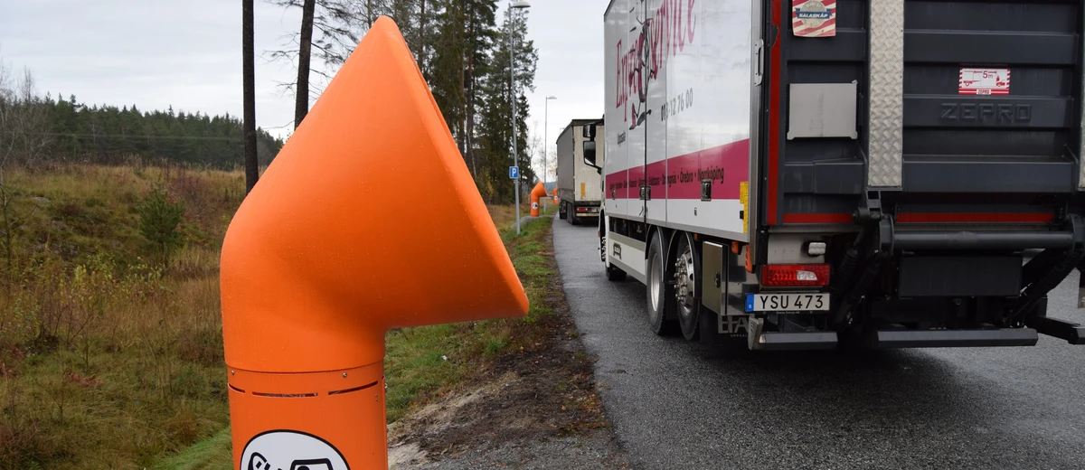 Skräptratt uppsatt vid rastplats vid Mora Stenar