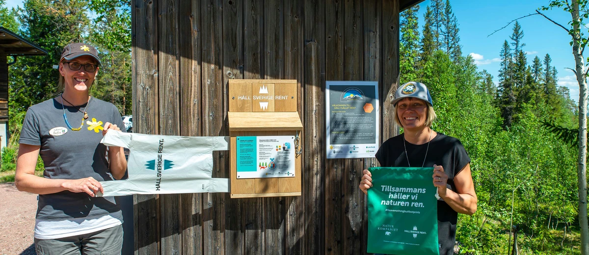 Sofia och Hanna-Kajsa inviger påsholk i Fulufjället. Foto: Stefan Hamréus 